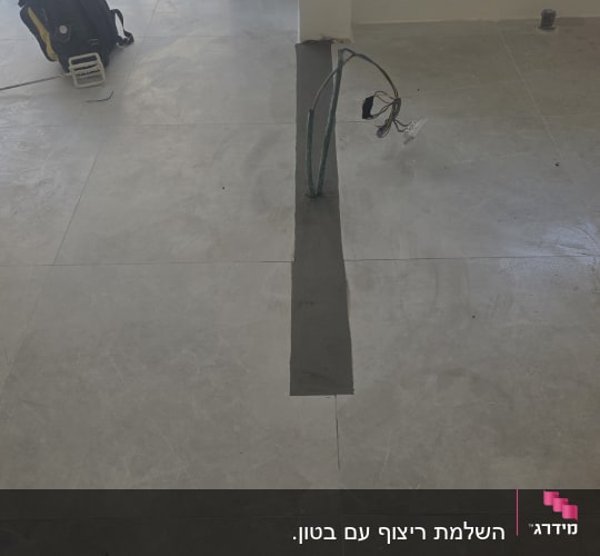 חדר עם רצפה פתוחה וחוטי חשמל גלויים